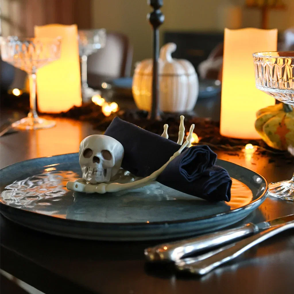 Hosting a Halloween party? Here are two ways to style your table