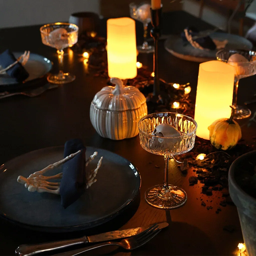 Hosting a Halloween party? Here are two ways to style your table