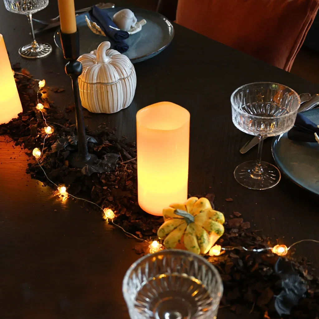 Hosting a Halloween party? Here are two ways to style your table