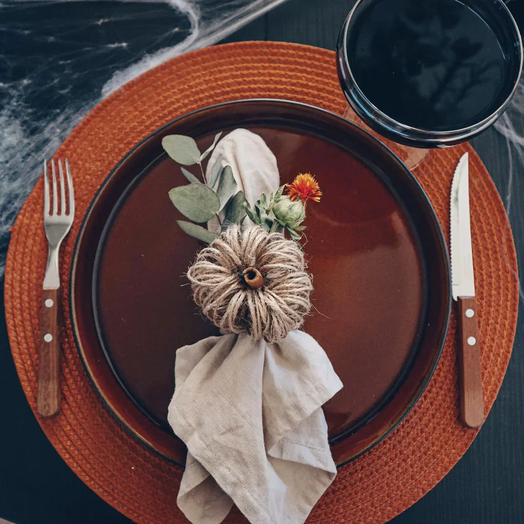 Hosting a Halloween party? Here are two ways to style your table