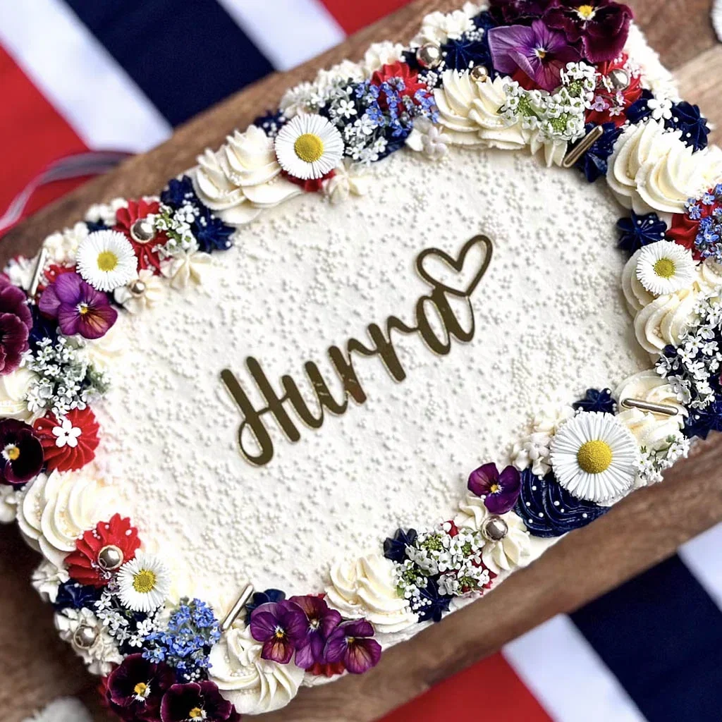 Pynt bordet til 17. mai med blomster og dekorasjoner i rødt, hvitt og blått