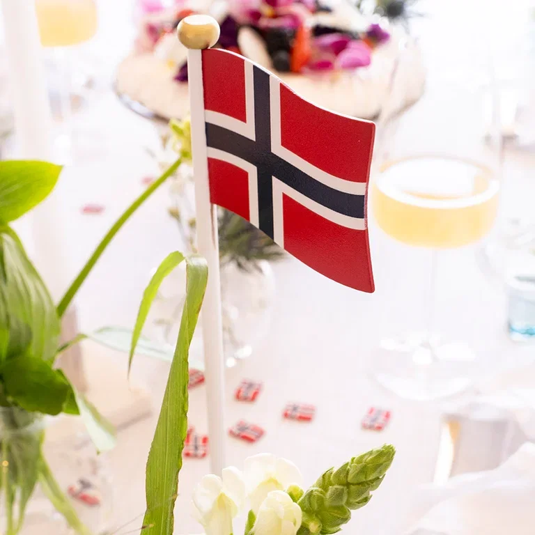 Pynt bordet til 17. mai med blomster og dekorasjoner i rødt, hvitt og blått