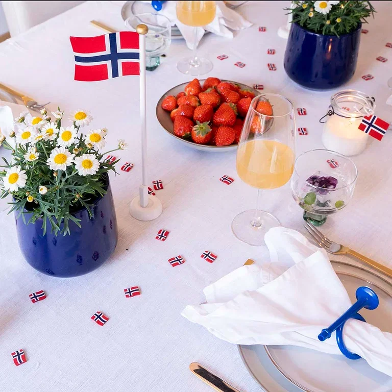 Pynt bordet til 17. mai med blomster og dekorasjoner i rødt, hvitt og blått