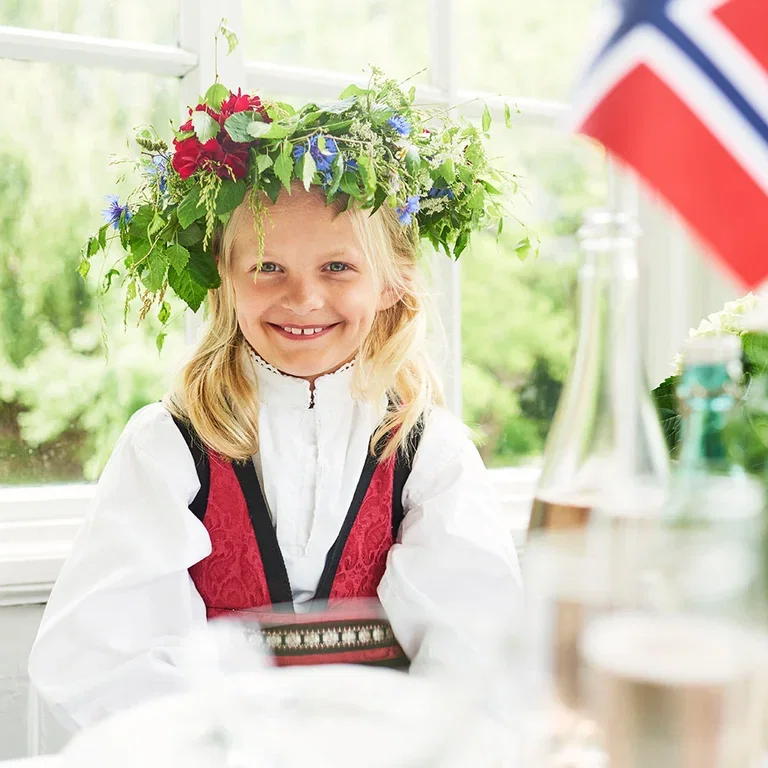Feir 17. mai med fargerike blomster