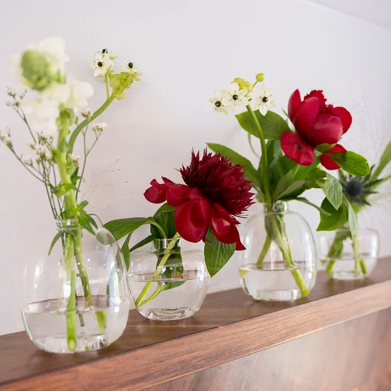 Pynt bordet til 17. mai med blomster og dekorasjoner i rødt, hvitt og blått