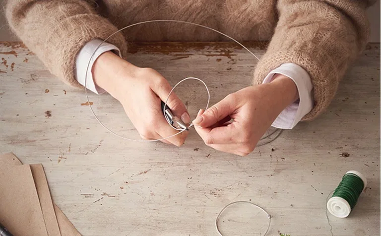 Make your own mini wreaths for table decorations