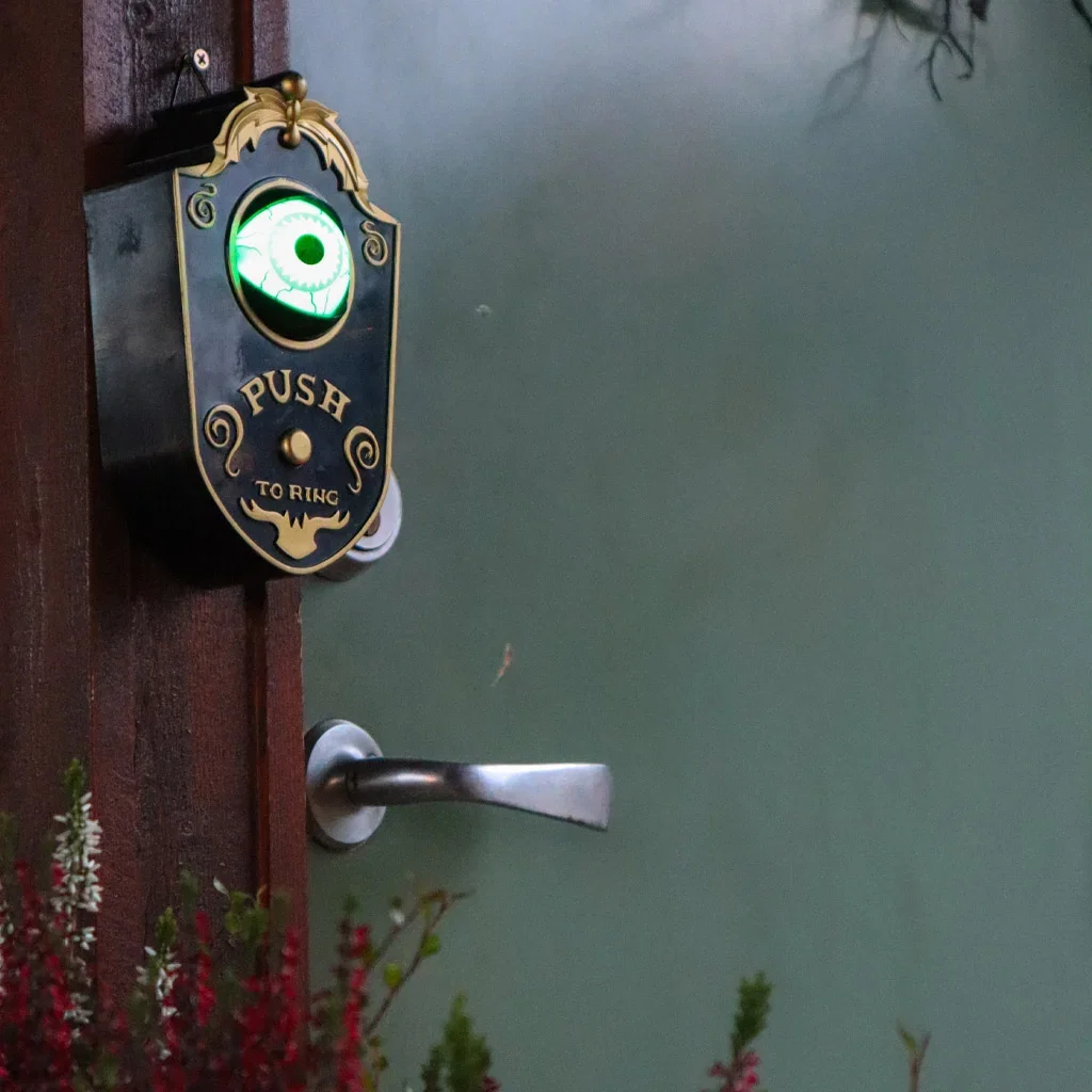 Decorate Your Entrance for Halloween – Spooky and Stylish