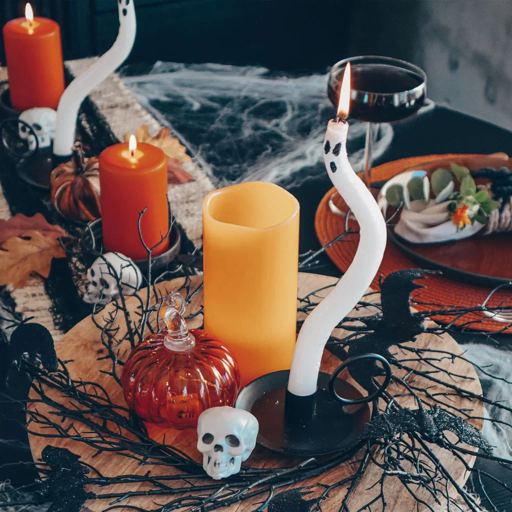Hosting a Halloween party? Here are two ways to style your table
